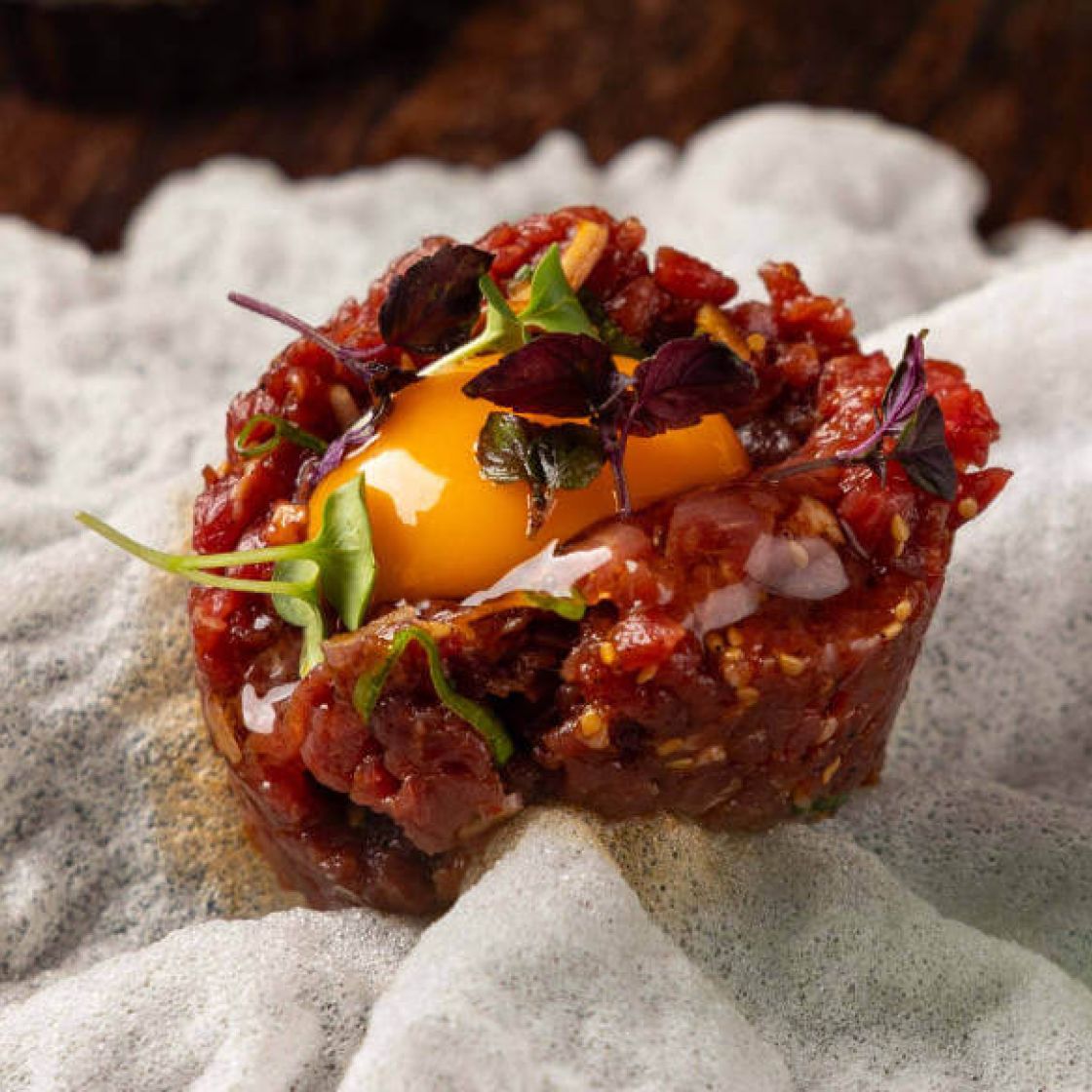 Beef Tartar im Restaurant modern korean Wien
